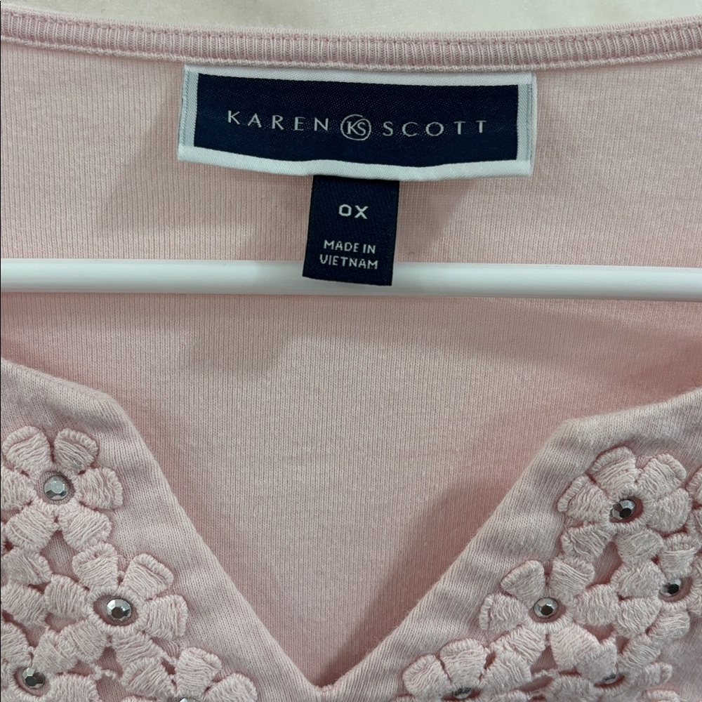 🦒 Karen Scott Pink Embellished V Neck Top size 0X - Picture 6 of 6